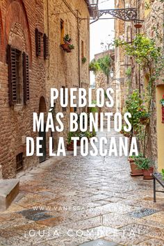 a cobblestone street with the words pueblos mas bonitos de la toscaana