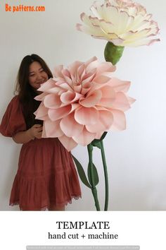 Cute paper craft - ribbon flower ideas - free tutorial Giant Dahlia, Giant Flowers Diy, Lamps Diy, Paper Dahlia, Paper Flower Art, Tulle Flowers