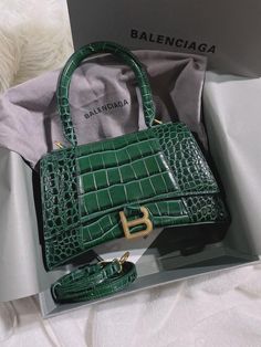 Dream Bag, Streetwear Accessories, Balenciaga Bag, Bag Trends, Money Bag, Trendy Accessories, Green Aesthetic, Fashion Shop