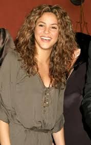 Image result for cute hairstyles for curly brown hair, shakira Shakira Curly Hair, Keri Russell, Curly Hair Photos, Goddess Hairstyles, Hairstyles Curly Hair, Hair Icon, Classic Hairstyles, Hairstyles Curly