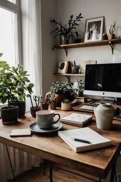 Kreieren Sie eine produktive Home-Office-Ecke mit dekorierten Wänden, einer Tasse Kaffee und einem einladenden Arbeitsplatz! Perfekt für Pinterest! ☕🖥️ #OfficeInspo Aesthetic Workplace, Office Aesthetic, House Inspo, Vision Board