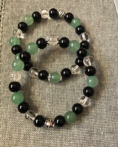 Handmade Bracelets Diy, Dark Bracelet Ideas, Grunge Bracelet Ideas, Glass Bracelet Ideas, Ideas For Bracelets With Beads, Aesthetic Bead Bracelet Ideas, Glass Beaded Bracelets Ideas, Bracelet Ideas Glass Beads