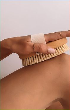 Daily body dry brushing is an essential step to maintaining a healthy looking skin. Dry brushing exfoliates the skin, removes toxins, and stimulates local circulation resulting in increased cell turnover and firmer looking skin over time. When combined to a healthy lifestyle and exercise, dry brushing helps improve the appearance of skin. High quality 100% natural origin, eco-friendly, sustainable values, meets the strick requirements set out by the Forest Stewardship Council (FSC). Dry Body Brushing, Skin Brushing, Diy Body Scrub, Body Brush, Fresh Skin, Diy Body, Body Brushing, Homemade Beauty Products, Dry Brushing