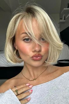 Bob And Bangs, Dark Blonde Bobs, Parisian Glamour, 90s Bob, Retro Bob, Bob Haircut Ideas, Hair Goal, Summer Blonde Hair, French Bob