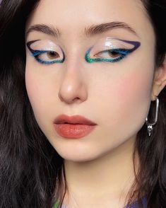 Delineados para EDC México 2024: 7 ideas para verte espectacular | Glamour Multi Chrome Eyeshadow, Chrome Eyeliner, Chrome Makeup, Unconventional Makeup, Chrome Eyeshadow, Glisten Cosmetics, Fashion Editorial Makeup, Artsy Makeup