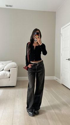 Casual Black Loafers Outfit, Black Belt Outfit Aesthetic, Black Jean Casual Outfits, Leather Pants With Cardigan Outfit, Black Outfit Inspo Casual, Winter Outfits With Baggy Jeans, Iconic Outfit Ideas, Casual Dinner Outfit Jeans, Outfit Inspo With Loafers