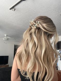 Hobo Hairstyles, Half Up Half Down Hairstyles Formal, Bridesmaid Hairstyles Blonde, Hair Styles Flowers, Prom Hair Half Up Half Down, Blonde Prom Hair, Debs Hair, Prom Hair Inspo, Debs Hairstyles