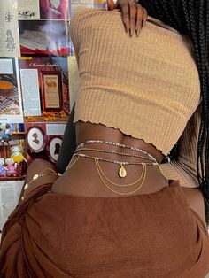 Une chaine de hanche aux couleurs mauves et dorées avec son petit pendentif en coris Waistbeads Black Woman, Waist Beads Aesthetic, Thigh Chain, Waist Jewelry, Golden Beads, Earthy Outfits, Belly Jewelry, Waist Beads, Classy Casual Outfits