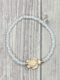 turtle bead with white seed bead White Beads Bracelet, Bracelets Ideas, Jewellery Ideas, Foto Ideas Instagram, Bead Bracelets, Seed Bead Bracelets, Girly Jewelry, Jewelry Inspo, White Beads