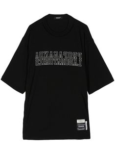 black/white cotton soft jersey embroidered slogan appliqué logo crew neck short sleeves straight hem When buying this unisex item, keep in mind that it is graded in standard men's sizing. Black Tops With Embroidered Logo For Streetwear, Black Tops With Embroidered Text For Streetwear, Black Cotton Tops With Embroidered Text, Graphic Tee With Embroidered Logo For Streetwear, Black Embroidered Text Tops For Streetwear, Oversized Black Top With Logo Lettering, Black Cotton Top With Embroidered Text, Black Cotton Top With Logo Lettering, Black Logo Lettering Tops For Streetwear