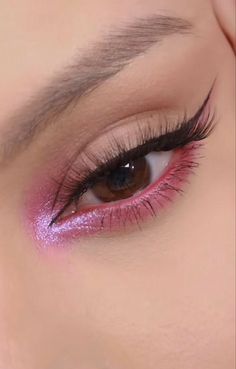 Hoco Makeup Ideas For Pink Dress, Soft Barbie Makeup, Cute Pink Eyeshadow Looks, Pink Eye Shadow Looks, Simple Pink Makeup Looks, Pink Eye Looks, Barbenheimer Outfit, Barbie Eye Makeup, Pink Barbie Makeup