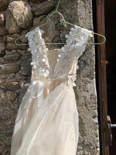 "Such a nice little little dancingdress, tutu, made from old materials. Old tulle, old lace and flowers with \" pearls\" With zipper. Double tulle. Good condition For a little girl 2,3 years Lenght: 60 cm From underarm to the other:25 cm Is also nice hanging on the wall,door Shipping costs in Europe: 13-18 euro Ask me please" Wedding Tutu Dress With Lace Bodice, Tulle Lace Dress With Lace Trim For Dress-up, Sleeveless Tulle Tutu Dress With Lace Trim, Fitted Tutu Dress With Lace Patchwork For Dress-up, Fitted Lace Patchwork Tutu Dress For Dress-up, Sleeveless Tutu Dress With Lace Trim For Dress-up, Balletcore Dress With Lace Trim, Cream Lace Dress With Tulle And Lace Bodice, Cream Tulle Dress With Lace Trim