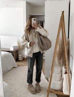 Tazz Outfit Ideas, Fall Outfits Oversized, Elegant Fall Outfits Classy Chic, Casual Mum Outfit Winter, Fall 2024 Style Trends, Up North Outfits, Oversized Beige Cardigan For Cold Weather, Neutral Fashion Aesthetic