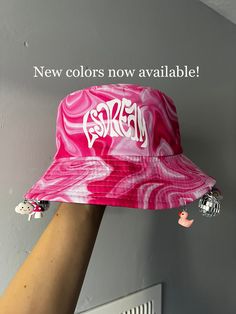 Prepare to get tons of compliments in this hat! This pink trippy Lsdream bucket hat has charms attached all the way around except for in the front so your vision isn't impaired. Now available in more colors! Please message me if you have any questions! Rave Hat, Rave Gifts, Festival Bucket Hat, Rave Scarf, Diy Hat Accessories, Bucket Hat Decorating Ideas, Festival Trinkets, Creative Festival Outfits, Rave Bucket Hat