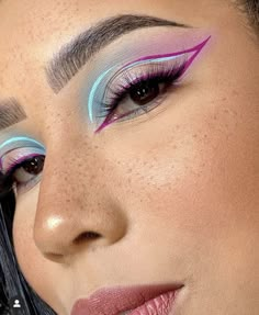 Eyeliner Looks Color, Multi Color Eyeliner, Graphic Liner Makeup Simple, Colourful Graphic Liner, Colourful Eyeliner Looks, Colorful Eyeliner Makeup, Fancy Eyeliner, Colorful Eyeliner Ideas, Colored Eyeliner Looks