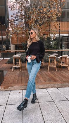 70 Degree Weather Outfit, Scotland Outfit, Winter Street Style, Chicago Outfit, Chunky Chelsea Boots, Winter Street, London Outfit, Cold Outfits, Comfy Sweater