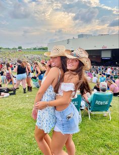 #summer #fashion #concert #countrygirl Country Concert Friend Pictures, Country Concert Pics With Friends, Concert Pose Ideas Friends, Country Concert Poses With Friends, Country Concert Photos, Rodeo Pictures Ideas, Country Concert Instagram Pictures, Country Concert Photo Ideas