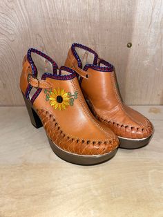 Handmade leather shoes  Hand stitched sunflower Chunky heel 3.75 inch heel Available In the following sizes, message me for size inquiry  Size 6  Size 7  Size 8 Heels Chunky Heel, Heels Chunky, Handmade Leather Shoes, Mexican Style, Chunky Heel, Handmade Leather, Hand Stitched, Chunky Heels, Boho Outfits