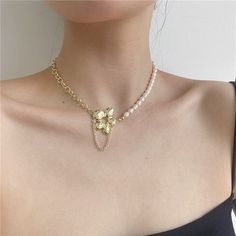 Aesthetic chic design - Chunky flower charm dual layering choker, half bead pearl half gold chain. Beautiful asymmetric cz paved flower with small link, handmade white baroque pearl bead mix vermeil gold link chain, unique trendy vibes! Super eye catching to lit your outfit, stylish yet elegant. Handmade of gold vermeil and sterling silver, hypoallergenic, good for sensitive skins. Finish: Gold plated silver Main Stone: Freshwater Pearl Measurements: 19" length, with 2" adjustable; flower pendan Layered Pearl Necklace, Gold Chain Choker, Flower Charm Necklace, Gold Link Chain, Gold Link, Gold Choker Necklace, Pretty Necklaces, Gold Choker, Gold Chain Necklace