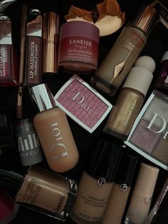 High End Makeup Aesthetic, Rich Vanity, Makeup Bag Essentials, Makeup Is Life, Smink Inspiration, Minimal Makeup, Makeup Aesthetic, Dior Makeup, Fancy Makeup