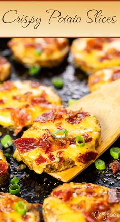 crispy potato slices with cheese and bacon Crispy Potato Recipes, Gameday Snacks, Fun Party Food, Crispy Breakfast Potatoes, Baked Potato Slices, Potato Slices, Best Party Food