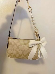 Aesthetic Coach Bag, Coach Purse Aesthetic, Coach Bags Aesthetic, Things I Want To Buy List, 2000s Fashion Party, Coach Bag Aesthetic, Designer Handbags Aesthetic, Goyard Tote Outfit, Wallets Coach