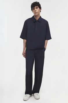 PRE-FALL 2024 MEN'S COLLECTION The Harry Top in Midnight. Crafted from a lightweight fabric, this popover features a relaxed fit and a classic collar, making it perfect for both casual and semi-formal occasions. Semi Formal Men, Formal Men, Big Men Fashion, Knitwear Tops, Big Men, Fall 2024, Shop Swimwear, Pre Fall, Men's Collection