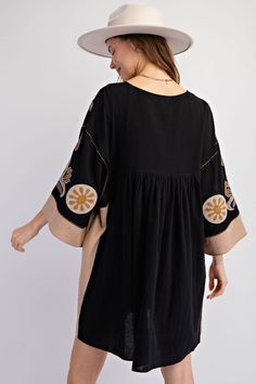 Transform your wardrobe with our Easel Embroidered Poly Linen Woven Dress. Featuring beautiful embroidery on soft, lightweight linen, this playful dress will make you stand out and feel comfortable at the same time. Perfect for any occasion, from brunch to a night out with friends! Details:- V Neck- Dropped Shoulders- 3/4 Sleeves- Embroidery Detailing- Ruching Detailing- Pockets- Loose and Relaxed Fit- Easy Pull Over Style Fabric Content:- 100% Cotton Sleeves Embroidery, Khaki Dress, Woven Dress, Beautiful Embroidery, Sweater Blouse, We Wear, Cropped Tank Top, Jeans Dress, Vintage Accessories