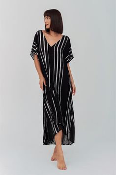 Vestido midi fluido y ligero, The Metallic Stripe Kaftan presenta cuello en V, espalda en V y abertura a mitad del muslo. El dobladillo de la cola es ligeramente más largo que el delantero y se complementa con sutiles detalles metálicos. Chic Rayon Maxi Dress For Beach Cover-up, Viscose V-neck Midi Dress For The Beach, Bohemian V-neck Maxi Dress With Side Slits, Chic Longline Dress For Vacation, Chic Longline Vacation Dress, Beach Viscose Midi Dress, V-neck Viscose Midi Dress For Beach, Flowy Dresses With Side Slits, Flowy V-neck Midi Dress For Beach Cover-up