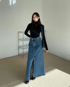 Saias Jeans: Guia Completo para Estilos e Combinações Denim Maxi Skirt Outfit, Long Denim Skirt Outfit, Nyc Winter Outfits, Jean Skirt Outfits, Long Jean Skirt, Denim Skirt Outfits, Winter Skirt Outfit, Long Denim Skirt, Maxi Skirt Outfits