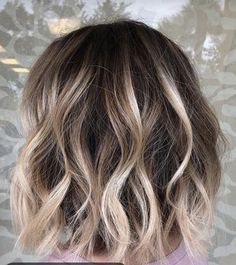 Bayalage On Short Hair Brunettes, Brown Hair Blonde Balayage Short, Balayage Bob Hair Blonde, Shirt Hair With Highlights, Texture Bob Haircut, Brown And Blonde Balayage Short Hair, Brown To Blonde Balayage Short, Baylage Bob, Short Brown Balayage Hair