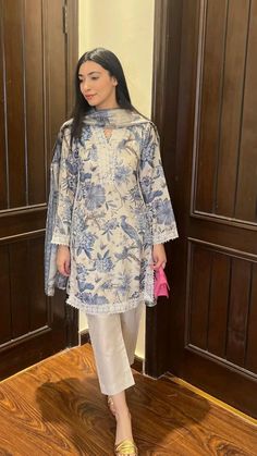 Women Pakistani Suits, Pakistani Kurta Sets For Women, Knee Length Kurti Designs, Pakistani Suits Simple, Pakistani Cotton Suits Summer, Outfit Ideas Pakistani, Pakistani Simple Suits, Pakistani Casual Suits, Simple Ethnic Outfits