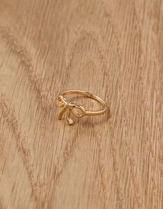 AEO Bow Ring Cute Cheap Jewelry, Cute Gold Rings Simple, Minimalist Jewelry Aesthetic, Cute Gold Rings, Bracelet Ideas Gold, Vintage Jewelry Aesthetic, Every Jewels, Aesthetic Gold Rings, Cute Gold Jewelry