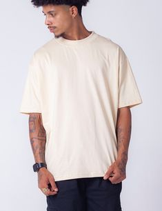 Camiseta Básica Oversized 	Produzida em malha 100% algodão fio 30.1 	Caimento e Modelagem exclusivas.Afinal de contas, o que é uma boa modelagem oversized?? A modelagem da camiseta oversized deve ter os ombros mais largos, assim como a medida de circunferência de toráx, porém o comprimento não é necessariamente mais largo.Para facilitar sua vida deixamos abaixo uma recomendação de altura e tamanho ideal para sua Camiseta Básica Oversized :1,55m - 1,65m - Tamanho P1,65m - 1,75m - Tamanho M1,75m - Beige Jeans, A Hill, Quiet Luxury, Sketch Book, Off White, Models, Birthday