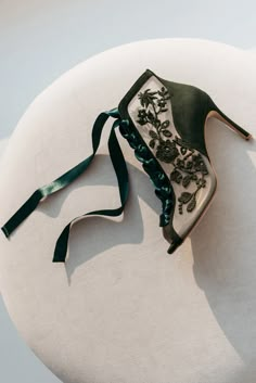 Lace Green Wedding Shoes With Pointy Heels Flower Embroidered - Etsy Emerald High Heels, Dark Green Heels Wedding, Green And Gold Wedding Shoes, Dark Wedding Shoes, Green Shoes For Women, Fairycore Wedding Shoes, Fantasy Wedding Shoes, Dark Fairy Core Wedding, Dark Green Wedding Shoes