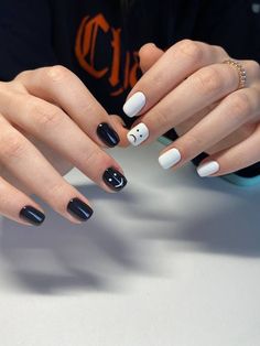 Black And White Nails Ideas Short, Black And White Aesthetic Nails, Black And White Short Nails, Black And White Nail, Beauty Hacks Nails, Spring Nail Designs, Simple Gel Nails