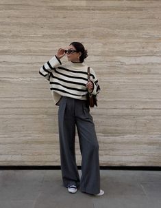 Grey Trousers Outfit, Minimalist Outfit Summer, Adidas Samba Outfits, Wide Leg Trousers Outfit, Grey Pants Outfit, Samba Outfits, Stylish Business Casual, Looks Adidas, 00s Mode