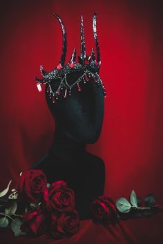 hazbin hotel lilith crown, gothic crown suitable for dark, gothic looks and much more, ideal for a super look, with set stones and fiery gems. Very light and resistant Hazbin Hotel Lilith, Elf Tiara, Fantasy Crown, Dark Alice In Wonderland, Black Tiara, Gothic Crown, Crown Black, Gothic Looks, Red Crown