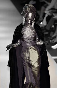 Gothic Feminine, Feminine Photos, Haute Goth, Space Goddess, Jean Paul Gaultier Haute Couture, Dark Elegance, Flashing Lights, Runway Pictures, Fabulous Fashion