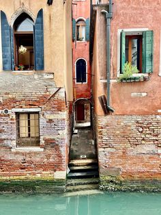 an alleyway between two buildings in venice, italy