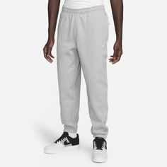 Celebrate the power and simplicity of the Swoosh. These soft, brushed fleece pants are made for comfort and laid-back, nostalgic style. They're roomy through the seat and thighs, then slightly taper to the cuffed ankle. A soft elastic waist and inner drawcord keeps them comfy where it counts, while the embroidered Swoosh on the left thigh gives you a clean, effortless finish. Fleece Trousers, Red Puffer, Red Nike, Heather White, Fleece Pants, Mens Fleece, Grey Pants, Mens Activewear, Tall Guys