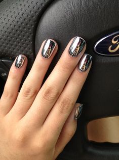 . Dark Grey Nails, Metallic Nail Art, Metallic Nail Polish, Nagellack Trends, Mirror Nails, Silver Nail, Gray Nails, Workout Chart