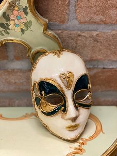 Original Venetian papier-mache mask made entirely by hand and hand-decorated with acrylic and gold leaf or silver leaf.Non-wearable size, can be used as a decorationMeasurements 12 x 18 cmAll our masks are handmade by our staff (me, my wife and our collaborators) in our atelier in Venice. The masks are all made of paperweight and are made using ancient techniques from the 1300sThey are decorated with acrylic colors, gold leaf, silver leaf, trifies, lace and Swarovski crystals so as to make them Porcelain Mask Character Art, Mask Painting Ideas, Face Butterfly, Ceramic Masks, Venice Carnivale, Face Mask Design Ideas, Paper Mache Mask, Historical Shoes, Ancient Techniques