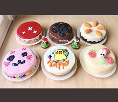 there are many decorated cakes on the table