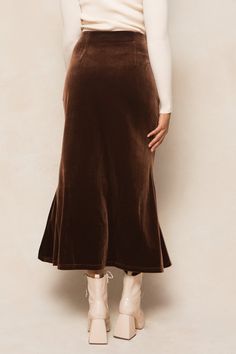 Embrace a playful and maternity-friendly look with our Logan Skirt in Brown. Made with soft velvet fabric, this midi-length skirt features an elastic waistband, hidden side zipper, and fabric with stretch for a comfy fit. Finish off the perfect fall outfit with one of our beautiful blouses. Cheap Pleated Fall Bottoms, Long Fall Skirts, Suede Midi Skirt Outfit, Casual Midi Skirt Outfit, Brown Maxi Skirt Outfit, Fall Maxi Skirt Outfits, Fall Maxi Skirt, Autumn Skirts, Midi Skirt Outfits