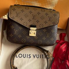 Guaranteed Authentic Louis Vuitton M44876 Pochette Mtis Monogram Reverse Crossbody Shoulder Bag Brand New With Box, Dust Bag, Shopping Bag & Ribbon Made In France Microchipped: E0:16:3c:01:Bb:75:3d:C8 With Its Distinctive Satchel Silhouette, The Pochette Mtis Bag Has Become An Object Of Fashion Desire. This Compact, Go-Everywhere Model In Trendy Monogram Reverse Canvas Features A Signature S-Lock Closure With A Gleaming Gold-Tone Finish. Versatile And Surprisingly Roomy, It Is Fitted With A Chic Multi Pochette Louis Vuitton, Louis Vuitton Cross Body, Louis Vuitton Favorite Pm, Louis Vuitton Odeon, Louis Vuitton Metis, Lv Shoulder Bag, Pochette Louis Vuitton, Louis Vuitton Speedy Bandouliere, Louis Vuitton Alma Pm