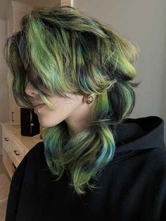 Brown Hair Color Blocking, Unique Hair Color Combos, Cool Hair Colors For Short Hair, Dyed Hair Multicolor, Hair With Tips Dyed, Layered Dyed Hair, Pigeon Hair Dye, Jellyfish Haircut Wavy, Simple Hair Dye Ideas