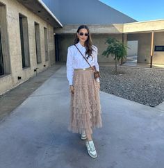 Long Tulle Skirt Outfit, Tulle Skirts Outfit, Tulle Long Skirt, Beige Skirt, Outfit Primavera, Fashionista Clothes, Church Outfits, Street Style Inspiration, Looks Chic