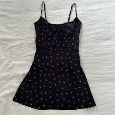 -No Longer Sold On Their Website -In Like New Condition -All Pics Are My Own -Will Ship Asap Realisation Par Red Dress, Realisation Par Cherry Dress, Realisation Par Roxy Dress, Realisation Par Zodiac Tee, Realisation Par Isabelli Rosalita, Black Strawberry, Realisation Par, Strawberry Dress, Like New