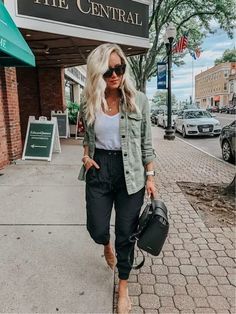 Weekender Pants Outfit, Easy Fall Looks For Women, Cute Mom Vacation Outfits, 65-70 Degree Outfits, Spring Style 2023 Women Casual, Office Casual Dress Outfit, 90 Degree Fall Outfits, Cool Mom Outfits Fall 2023, Styling Cargo Joggers Women